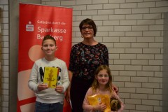 Sonderpeis-und-jüngste-Spielerin-mit-Kreisjugendleiterin-Petra-Wolf
